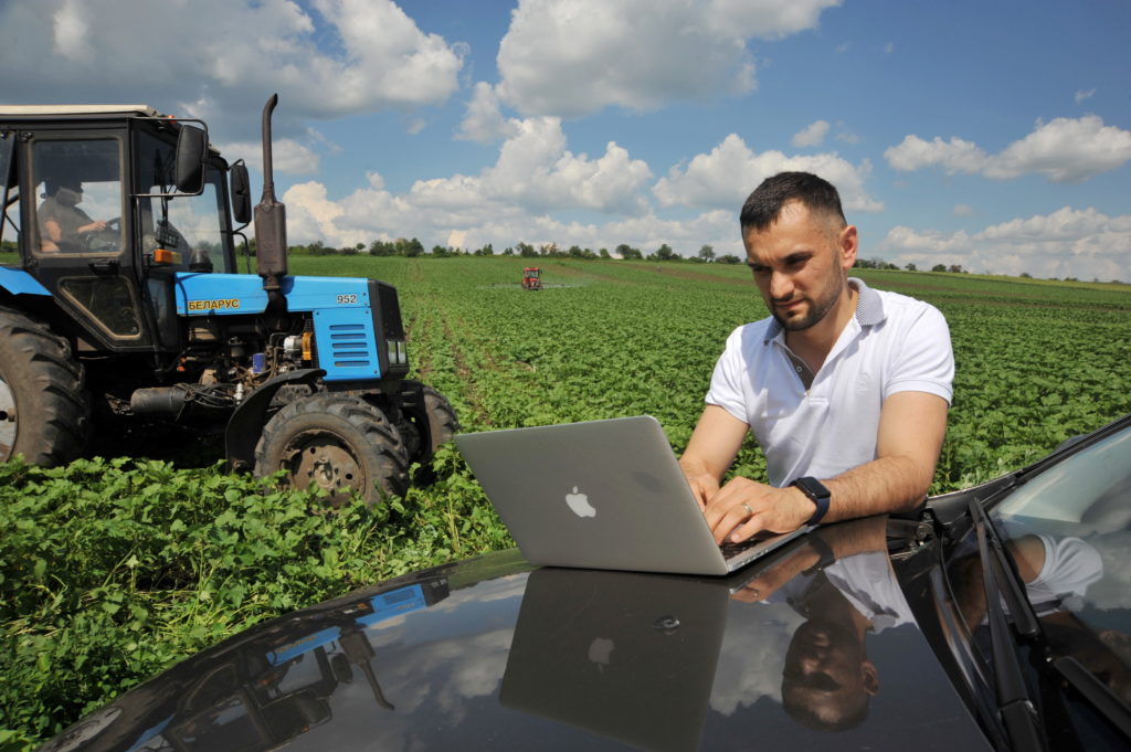 Agricultură pe ecranul smartphone-ului. O mică întreprindere agricolă din Moldova cucerește tehnologiile digitale