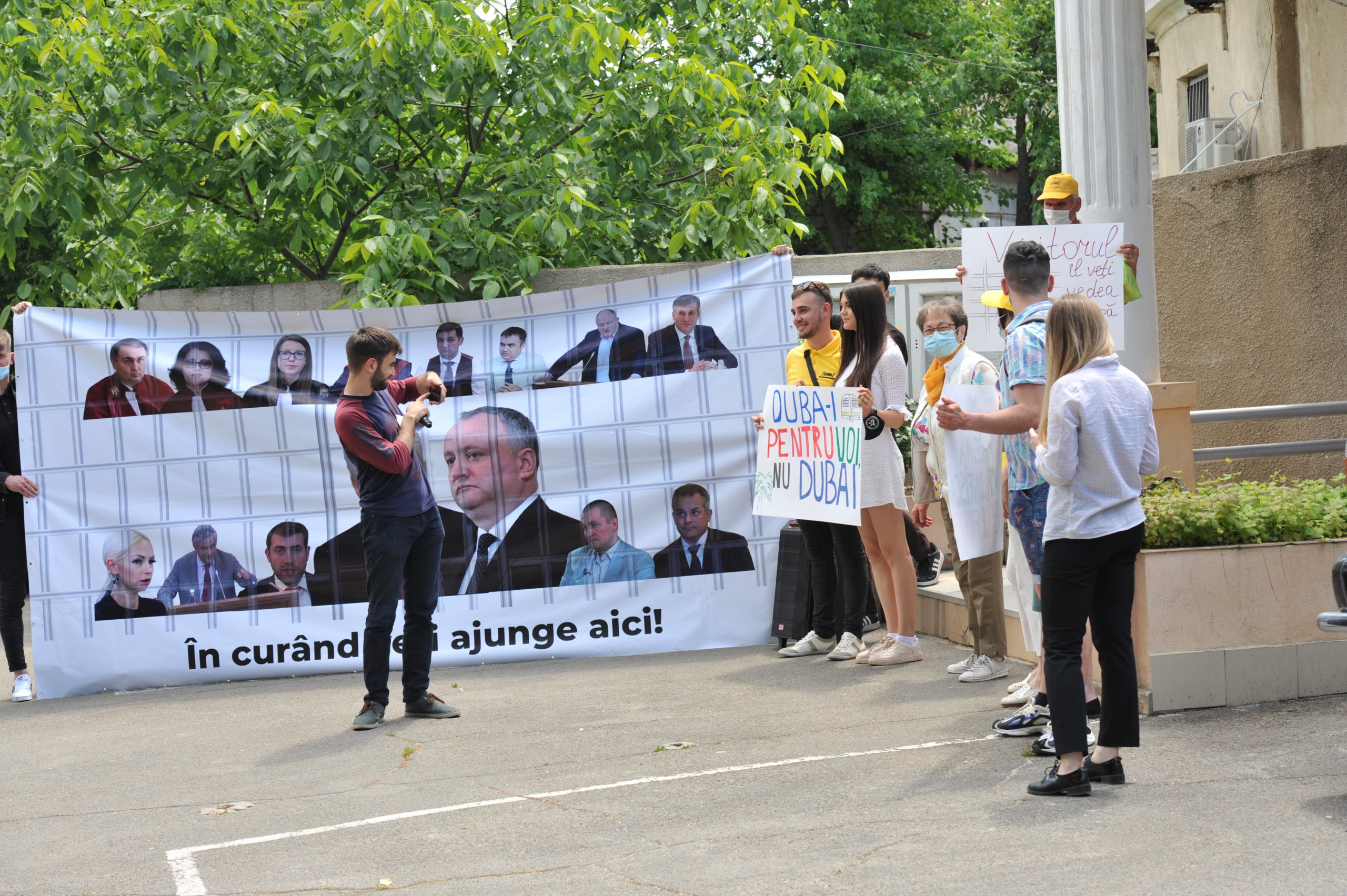 „Duba-i pentru voi, nu Dubai”. PAS Youth a organizat un flashmob în fața Penitenciarului nr.13 (FOTOREPORTAJ)