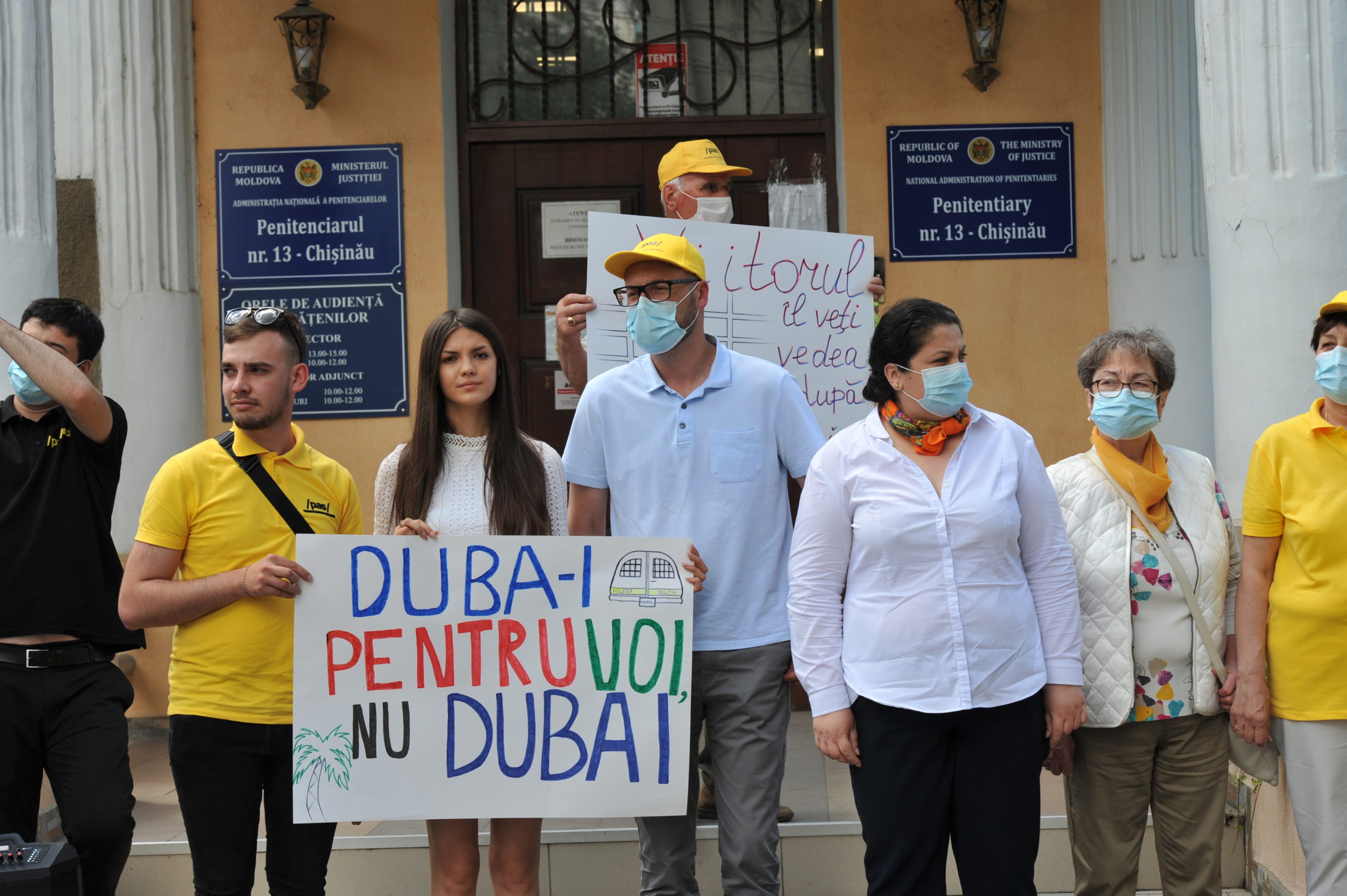 „Duba-i pentru voi, nu Dubai”. PAS Youth a organizat un flashmob în fața Penitenciarului nr.13 (FOTOREPORTAJ)