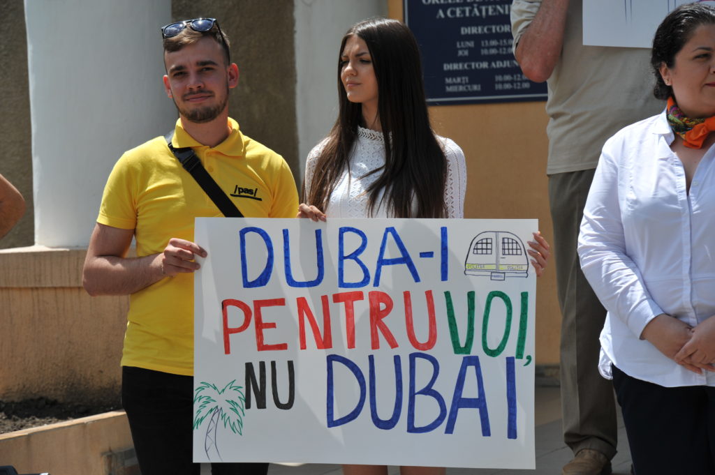 «На дыбу вас, а не в Дубай». PAS провела митинг у тюрьмы № 13 (ФОТО)