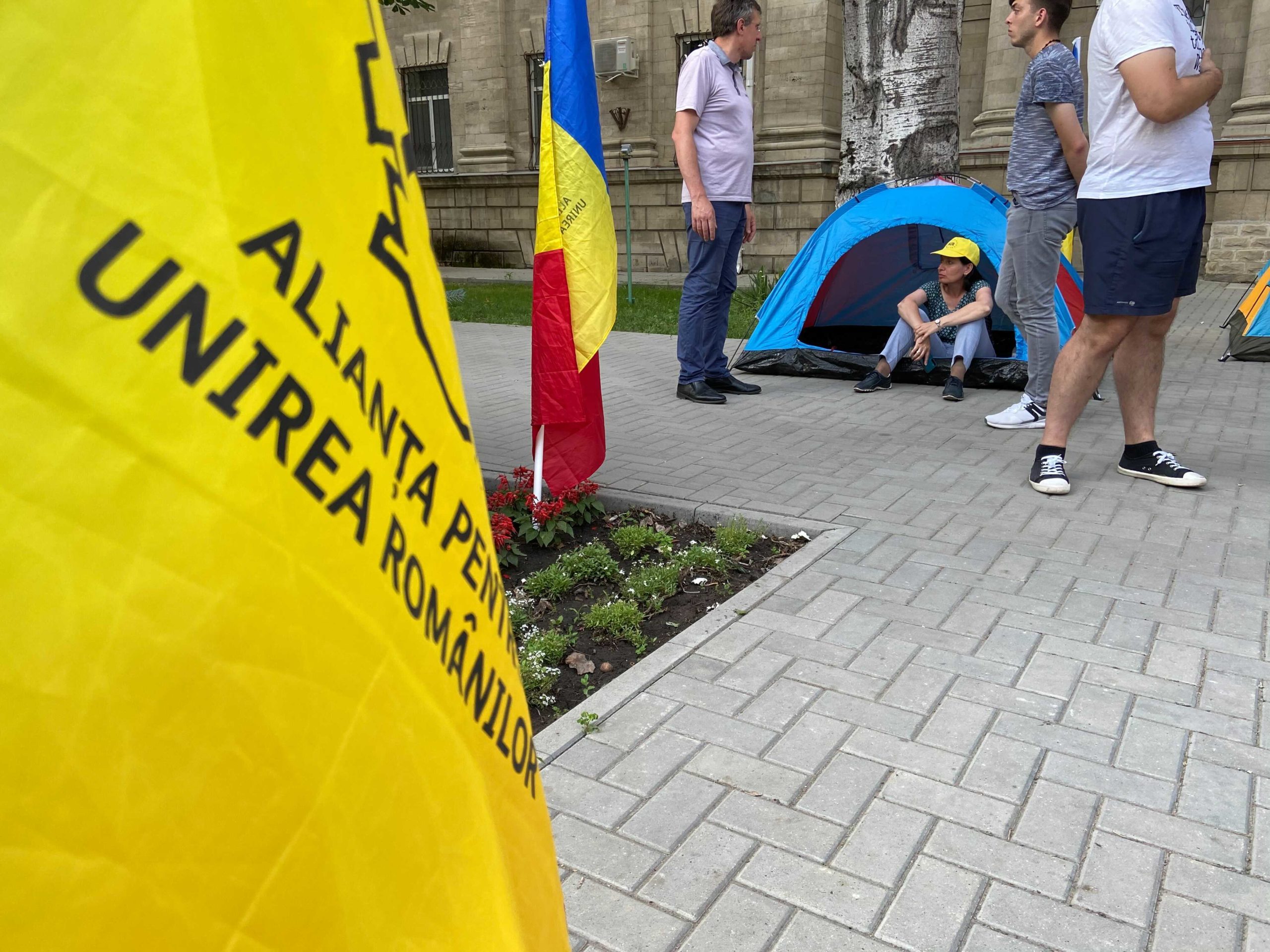 Представители AUR установили палатки у здания СИБ. Что они требуют? (ФОТО)