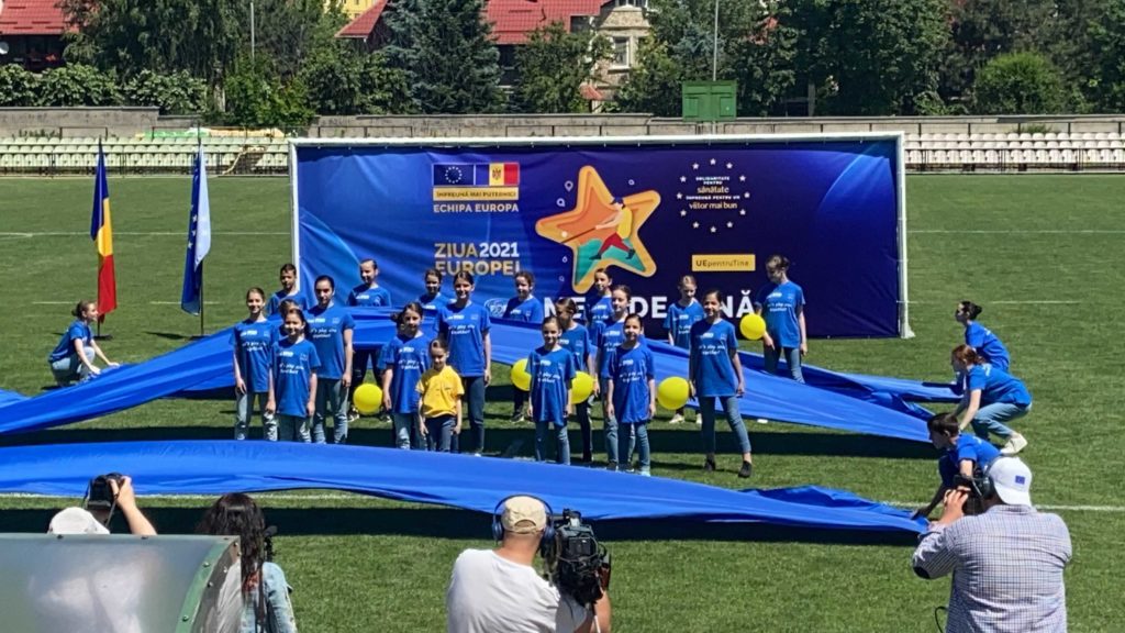 Ambasadorul UE Peter Michalko a învățat să joace oina cu ocazia unui eveniment consracrat Zilei Europei (VIDEO)