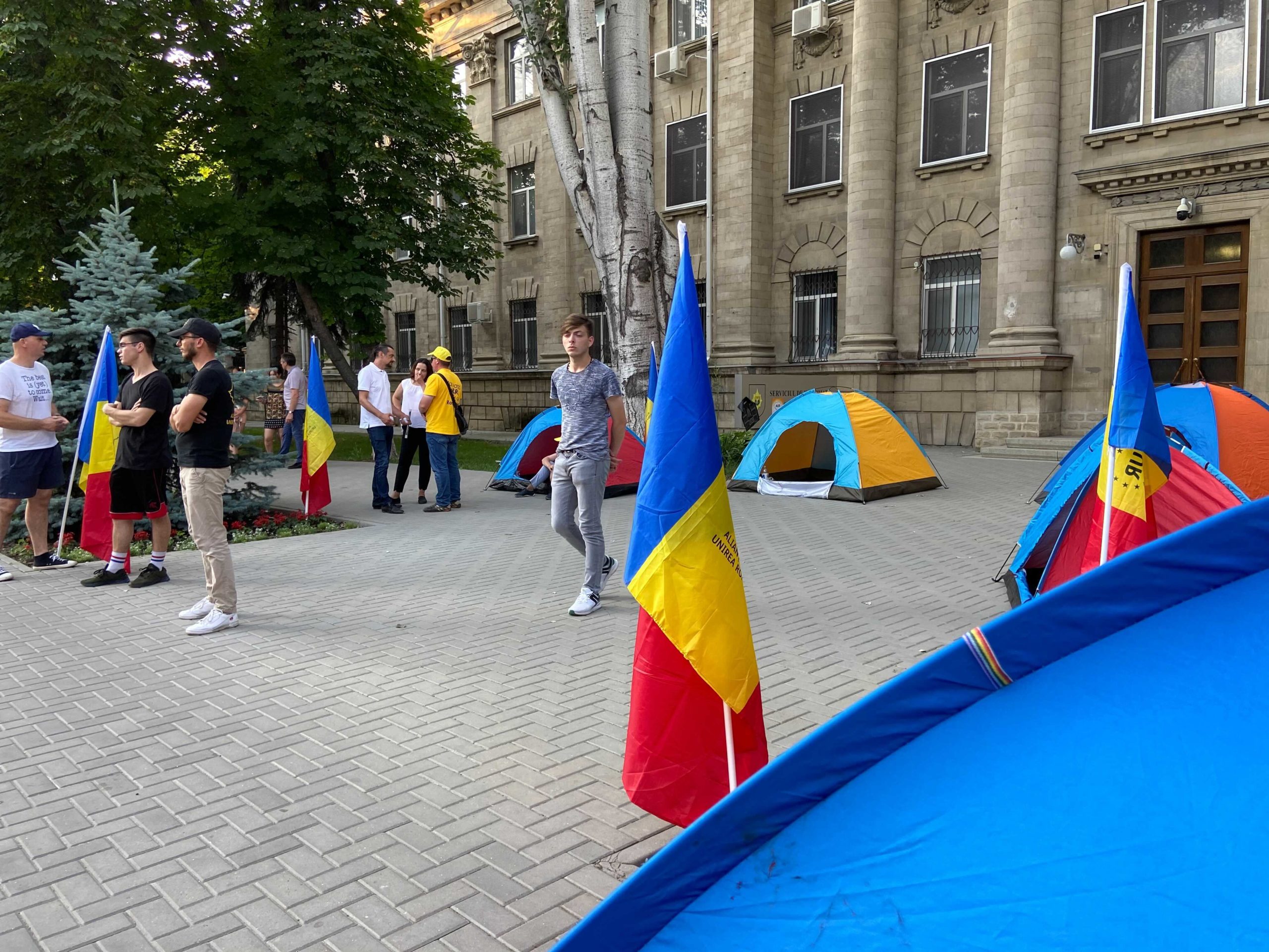 Представители AUR установили палатки у здания СИБ. Что они требуют? (ФОТО)