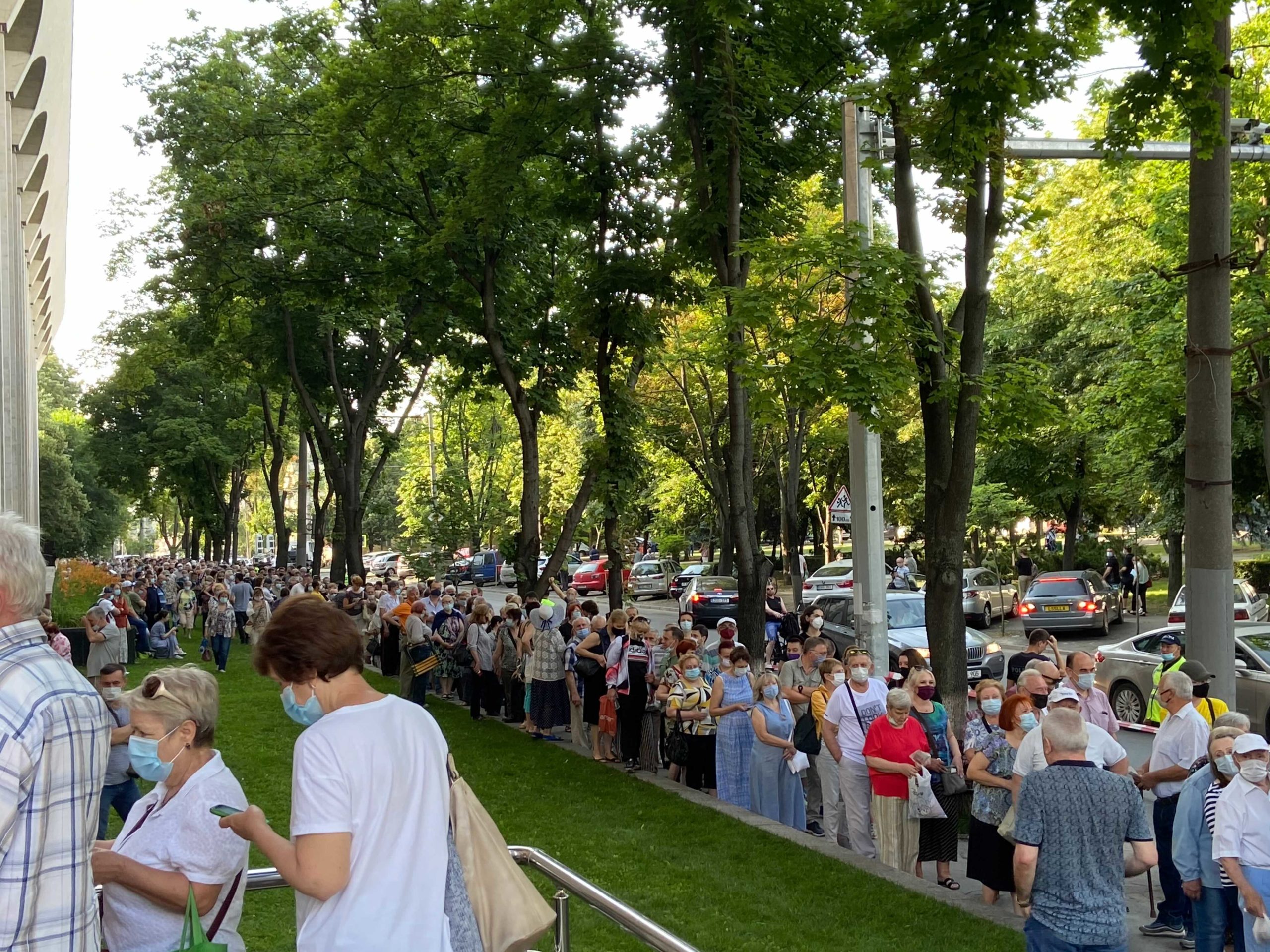 В Кишиневе сотни человек выстроились в очередь за «Спутником V». Стрим NM (ОБНОВЛЕНО)