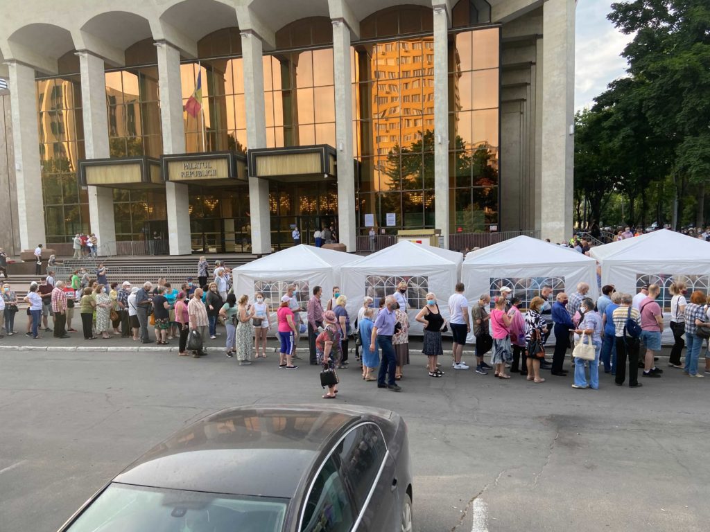 Peste 1000 de oameni la Palatul Republicii, pentru vaccinare cu Sputnik V. A venit și Igor Dodon (FOTO, VIDEO)
