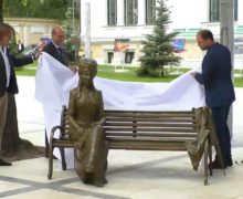 В центре Кишинева появилась новая скульптура (ВИДЕО)