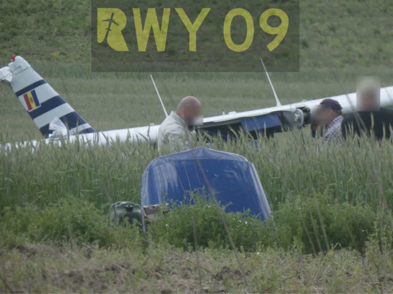 В Молдове прогулочный самолет совершил вынужденную посадку в поле