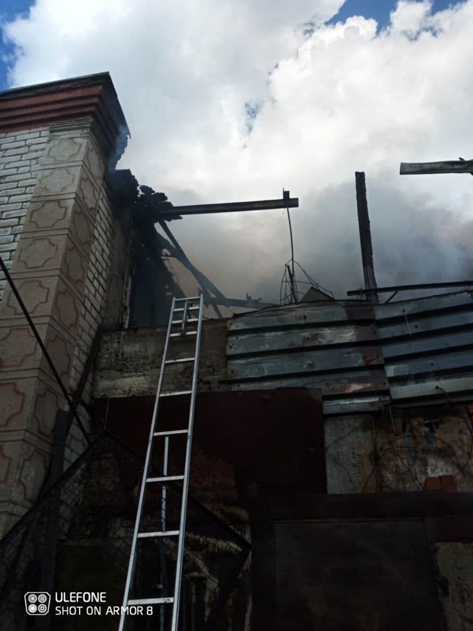 Un incendiu a izbucnit într-un sector de vile din nordul țării. Patru echipaje de pompieri au intervenit (FOTO)