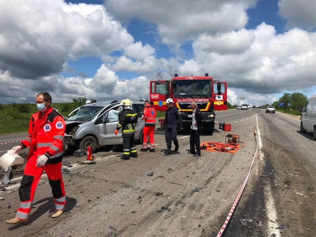 Accident grav în raionul Ialoveni. A fost nevoie de descarcerare, după ce un autoturism a intrat în coliziune cu un camion (FOTO)