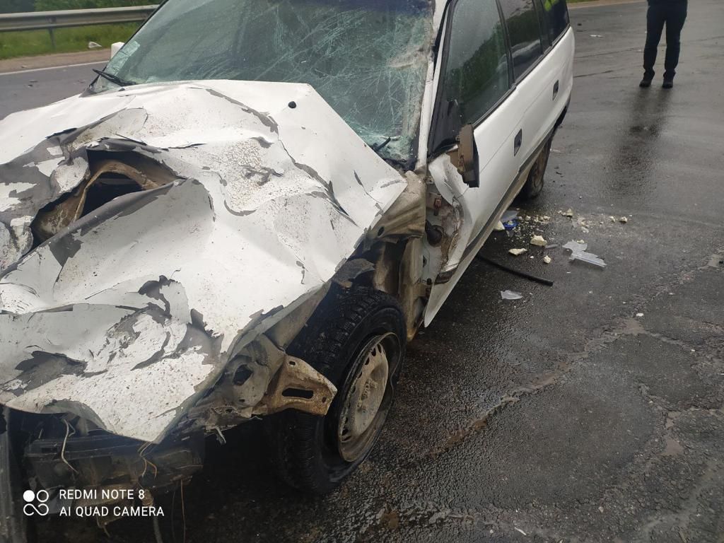 O mașină a fost făcută zob la Hâncești, după ce a intrat într-un TIR. Șoferul de 70 de ani și pasagera sa au fost spitalizați (FOTO)