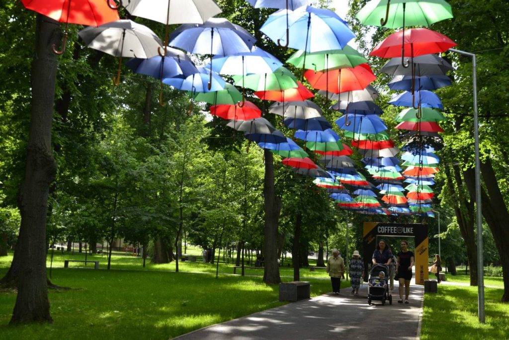 В одном из парков Кишинева появилась аллея разноцветных зонтов (ФОТО)