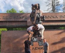 «Предупреждение Красной чуме». Члены AUR обмотали памятник Ленину черными пакетами (ФОТО)