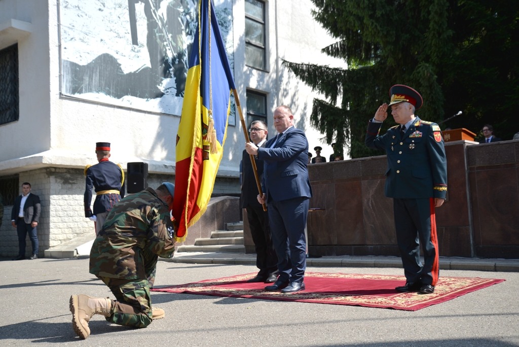 Ministrul Apărării a lipsit ieri de la ședința guvernului fiind în spital, iar astăzi a participat la o ceremonie militară (FOTO)