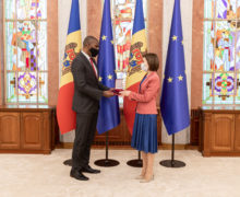 Ambasadorul SUA la Chișinău, decorat de Maia Sandu cu „Ordinul de Onoare”