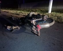 Un tânăr din Dondușeni a decedat, după ce s-a tamponat cu motoreta într-un automobil parcat pe acostament