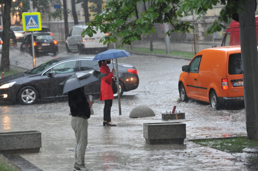 Chișinăul sub ape. Ploaia torențială de luni a inundat străzi și curți (FOTOREPORTAJ)