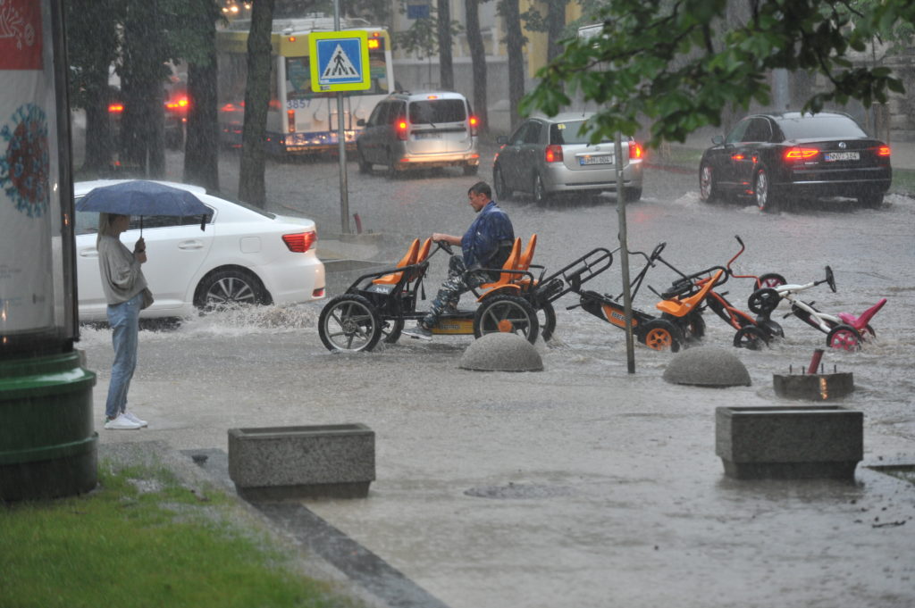 Улица или река? Во что ливень превратил центр Кишинева. Фоторепортаж NM