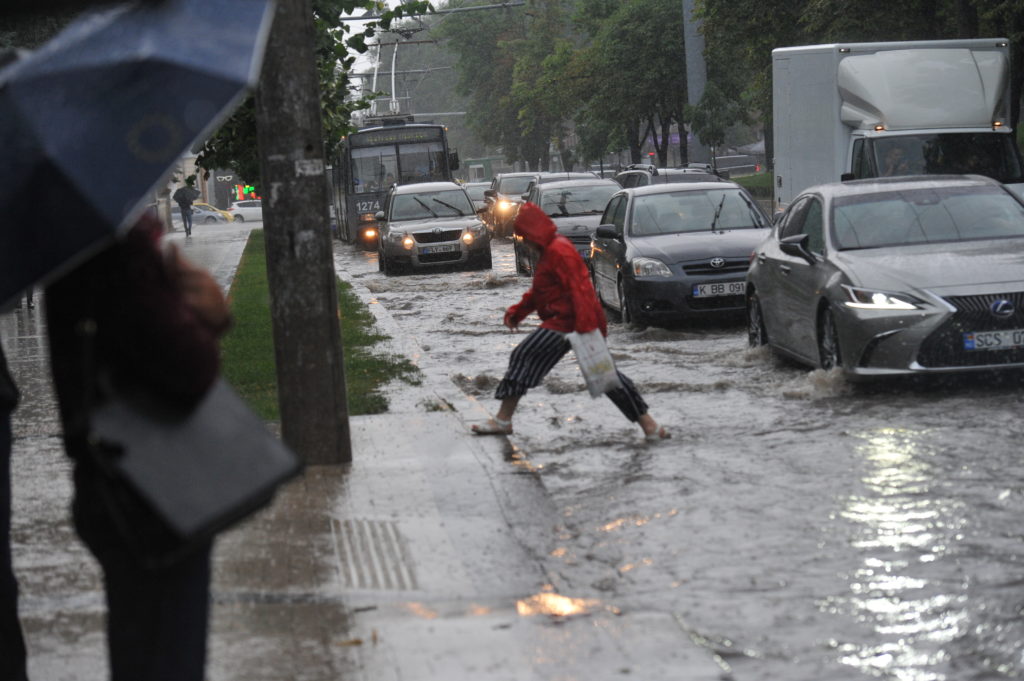 Chișinăul sub ape. Ploaia torențială de luni a inundat străzi și curți (FOTOREPORTAJ)