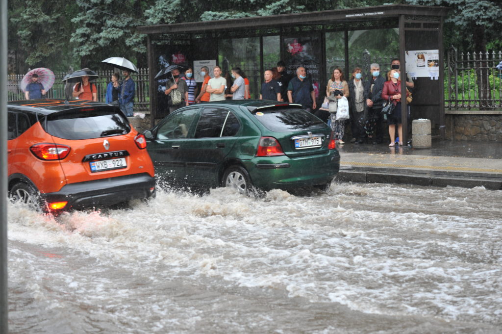 Улица или река? Во что ливень превратил центр Кишинева. Фоторепортаж NM