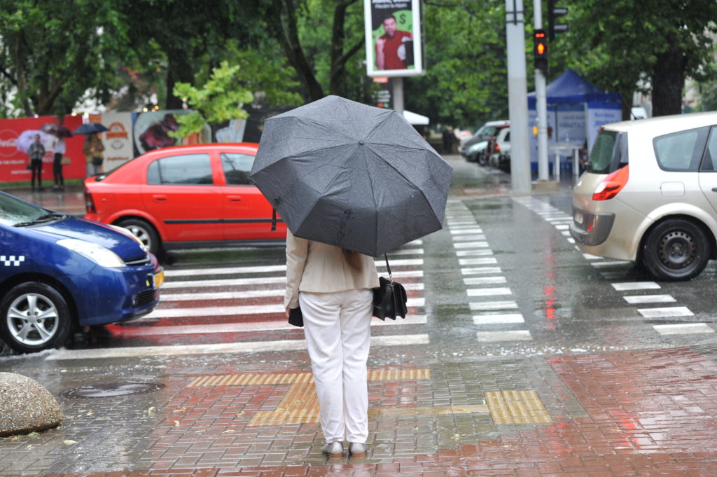 Chișinăul sub ape. Ploaia torențială de luni a inundat străzi și curți (FOTOREPORTAJ)