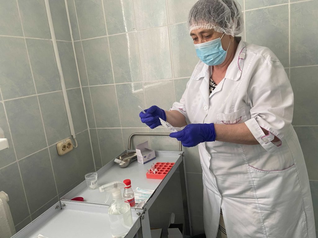 «Бьешься о бетонную стену скептицизма». Как врачи в Молдове борются за вакцинацию. Репортаж NM из Фалешт