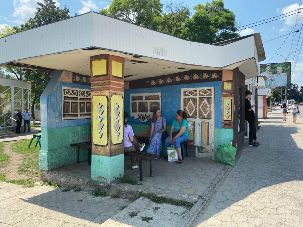 «Бьешься о бетонную стену скептицизма». Как врачи в Молдове борются за вакцинацию. Репортаж NM из Фалешт