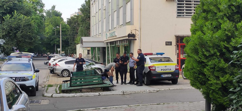 S-a îmbătat și s-a dezbrăcat. Un echipaj de poliție, solicitat să convingă un bărbat din Chișinău să-și pună hainele în public (FOTO)