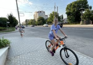 Попасть под колеса или врезаться в столб. Можно ли по Кишиневу ездить на велосипеде и самокате? Репортаж NM с колес