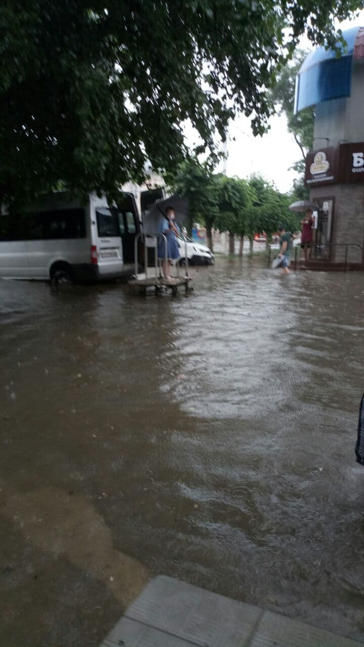 В Бендерах и Тирасполе затопило улицы из-за дождя (ВИДЕО/ФОТО)