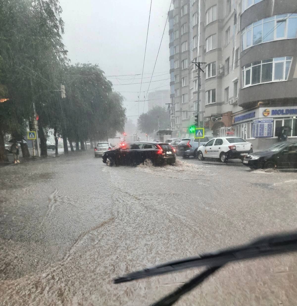 В Кишиневе дождем затопило несколько улиц, включая Албишоару (ВИДЕО/ФОТО)