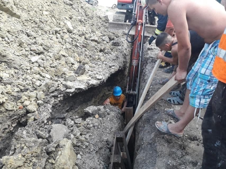 Peste un muncitor din Telenești s-a surpat un mal, în timp ce efectua săpături la sistemul de canalizare (FOTO)