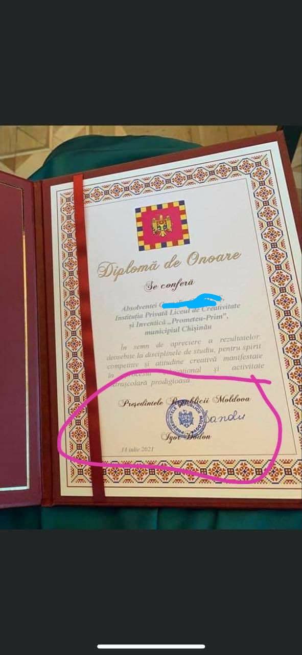 Санду вручила выпускнику диплом от имени Додона. Как это объяснили в администрации президента?