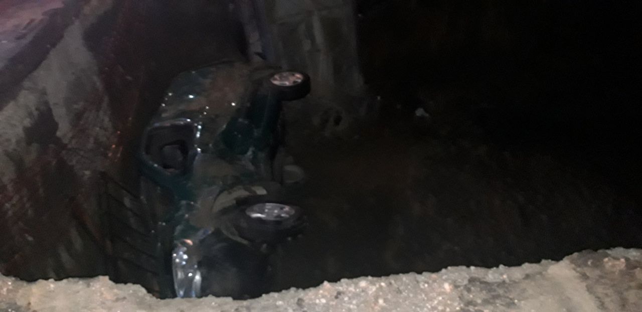 В Хынчештском районе два автомобиля провалились в глубокую яму (ФОТО)