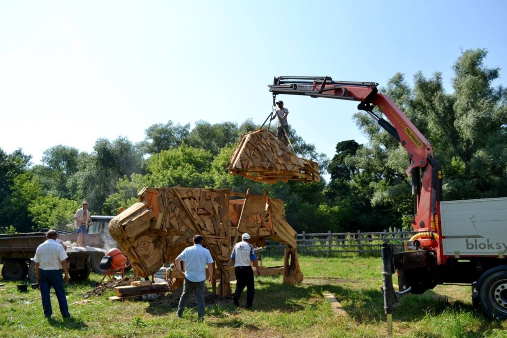 В заповеднике Pădurea Domnească установили деревянную скульптуру зубра (ФОТО)
