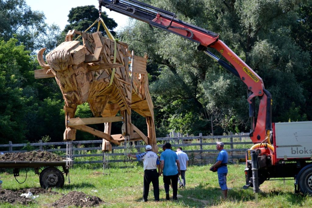 В заповеднике Pădurea Domnească установили деревянную скульптуру зубра (ФОТО)