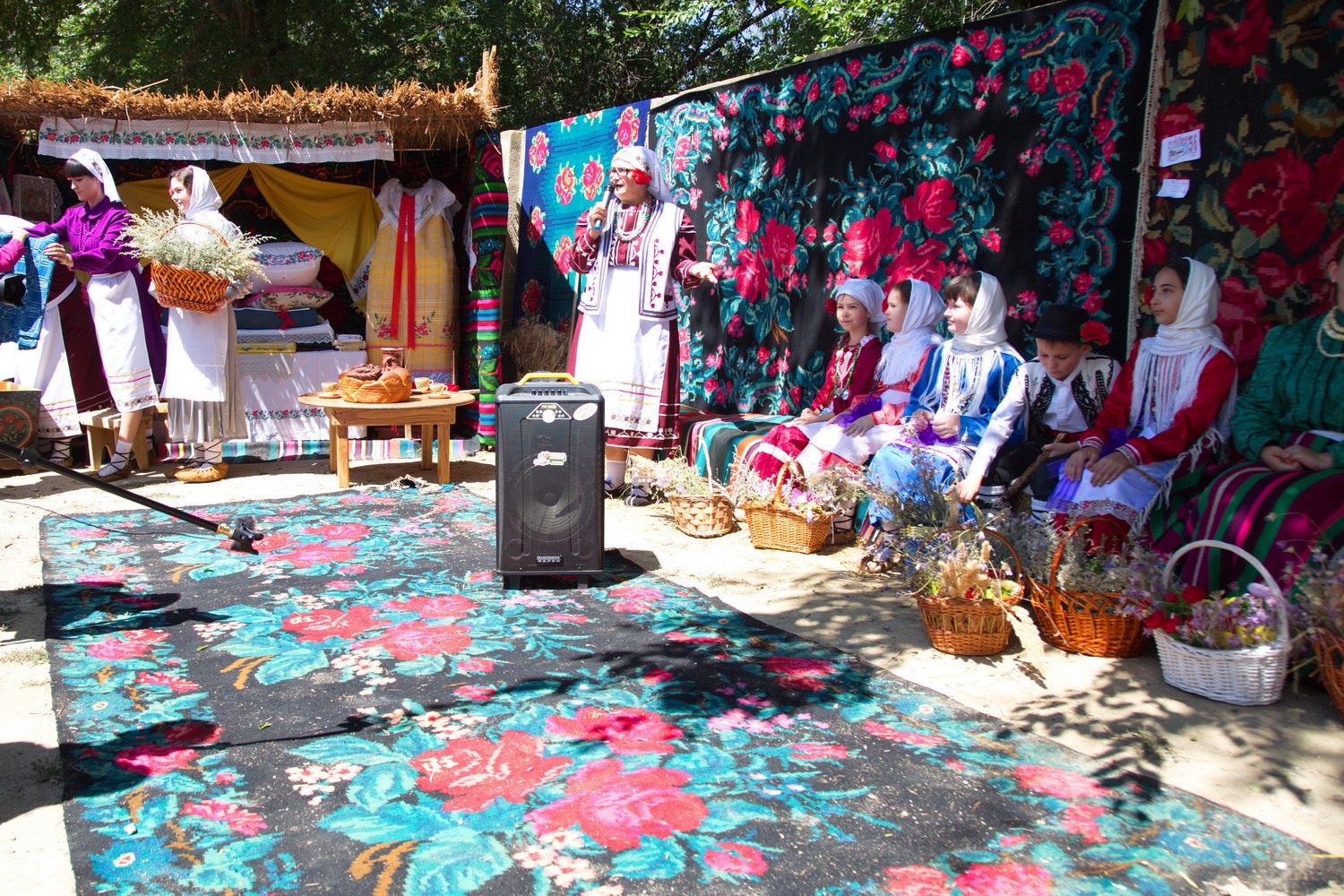 В селе Гайдары прошел фестиваль гагаузского ковра (ФОТО)
