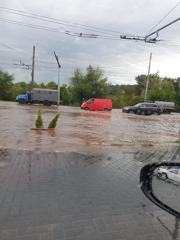 Затопленные дороги, поваленные деревья. Во что ливень превратил улицы Кишинева (ФОТО/ВИДЕО)