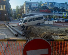 Un microbuz a ajuns într-un șanț de pe strada Paris din capitală (FOTO)