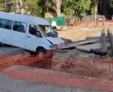 „Zona de lucru este îngrădită”. Termoelectrica, după ce un microbuz a ajuns într-un șanț de pe strada Paris