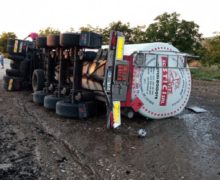 Un camion cu cisternă s-a inversat pe traseul Leușeni – Chișinău. Trei echipe de pompieri au intervenit