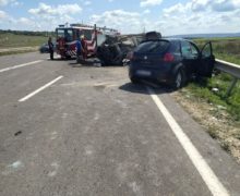 Accident în raionul Orhei. Un bărbat a decedat, iar două persoane au fost transportate la spital (FOTO)