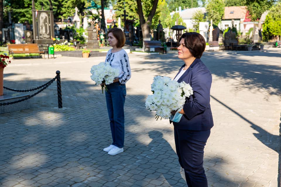 «Нам повезло, что у нас есть свобода говорить на румынском». Гаврилица и Санду возложили цветы к могилам поэтов (ФОТО)