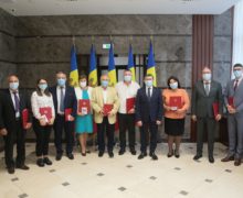 Гросу вручил почетные дипломы в честь Дня независимости. Среди награжденных — посол Румынии, артисты и чиновники