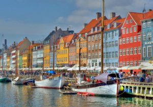 Danemarca, prima țară din lume care își suspendă programul de vaccinare împotriva Covid-19