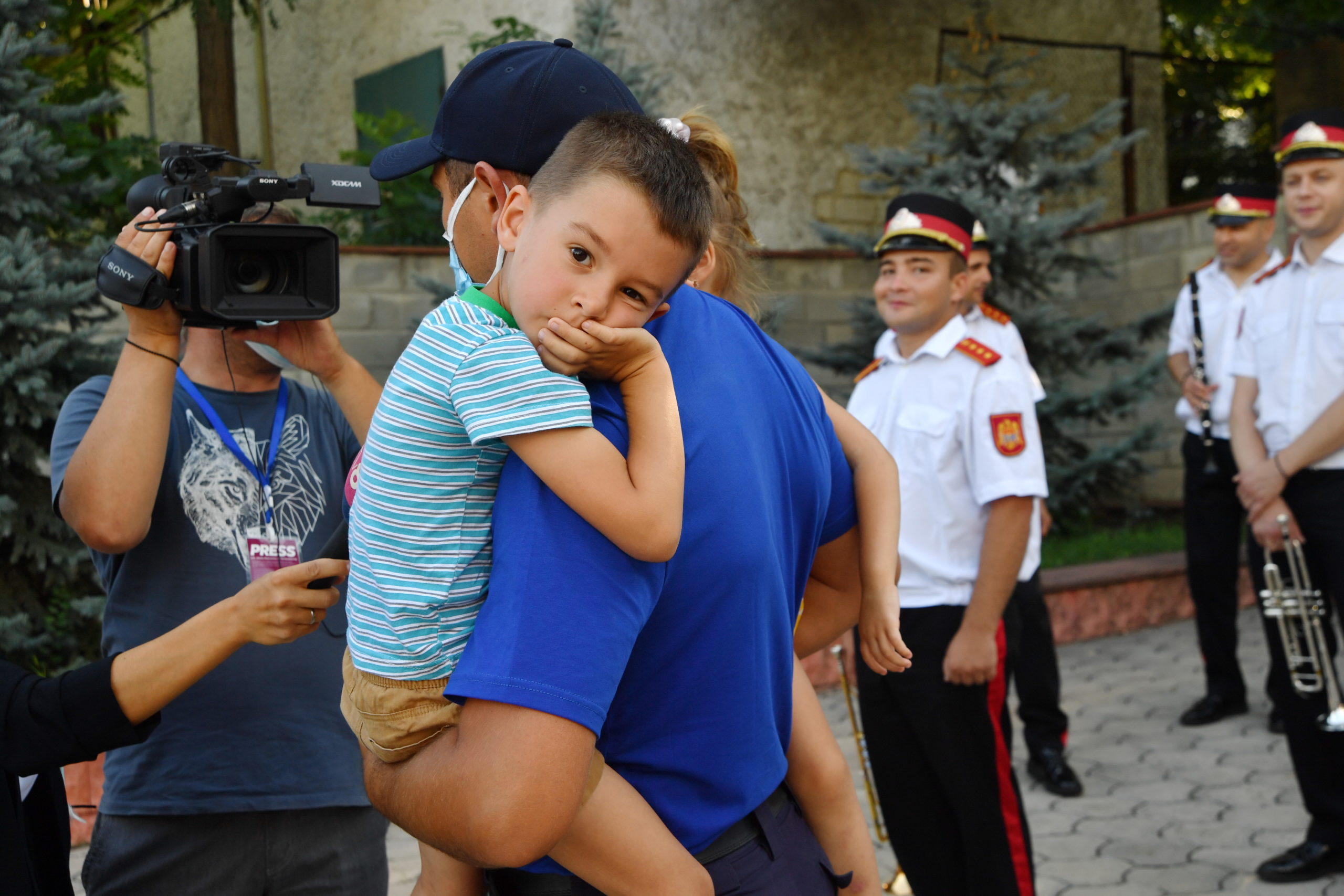 Молдавские пожарные вернулись из Греции. Как их встретили в Кишиневе (Фоторепортаж NM)