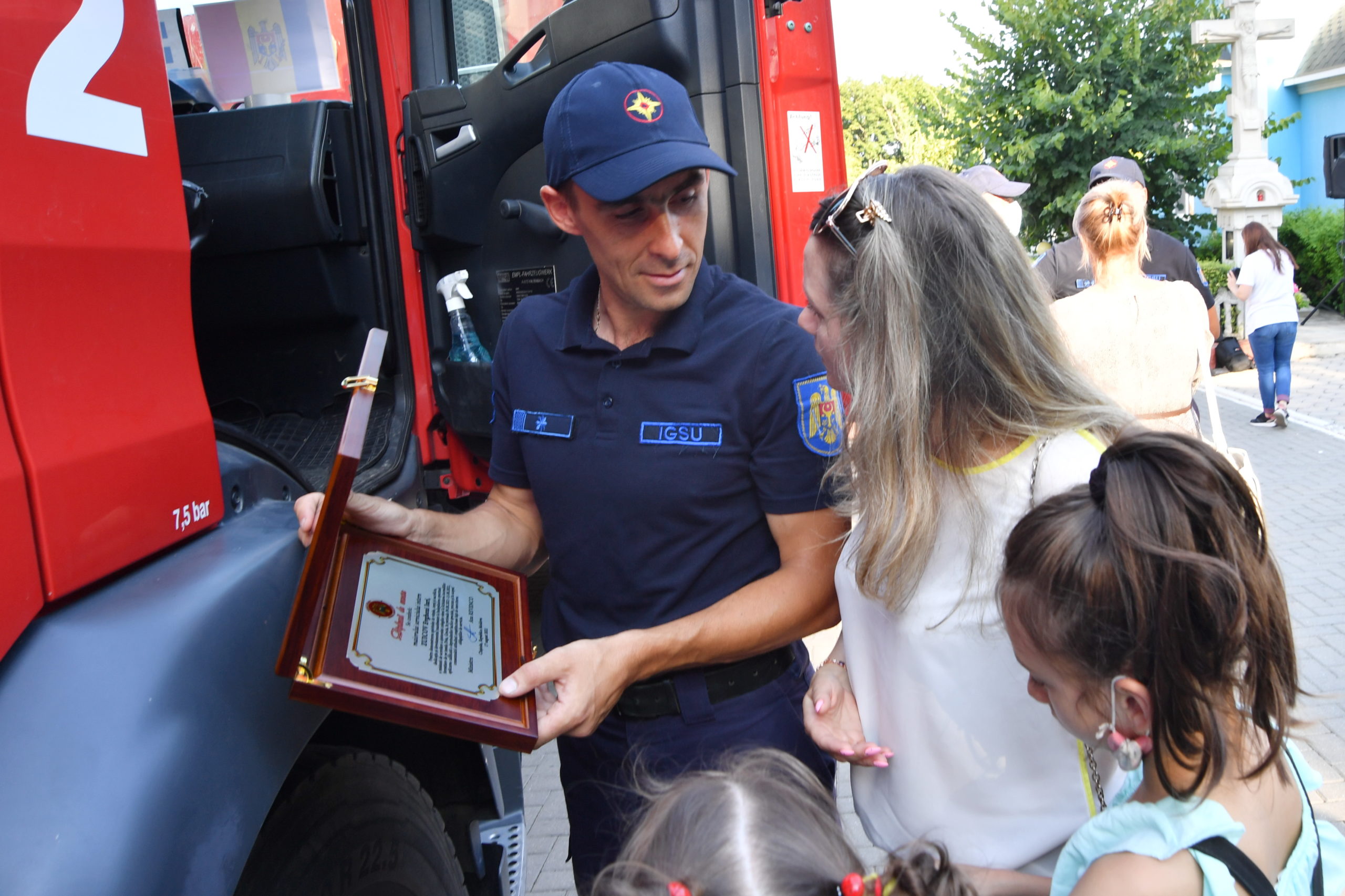 Молдавские пожарные вернулись из Греции. Как их встретили в Кишиневе (Фоторепортаж NM)