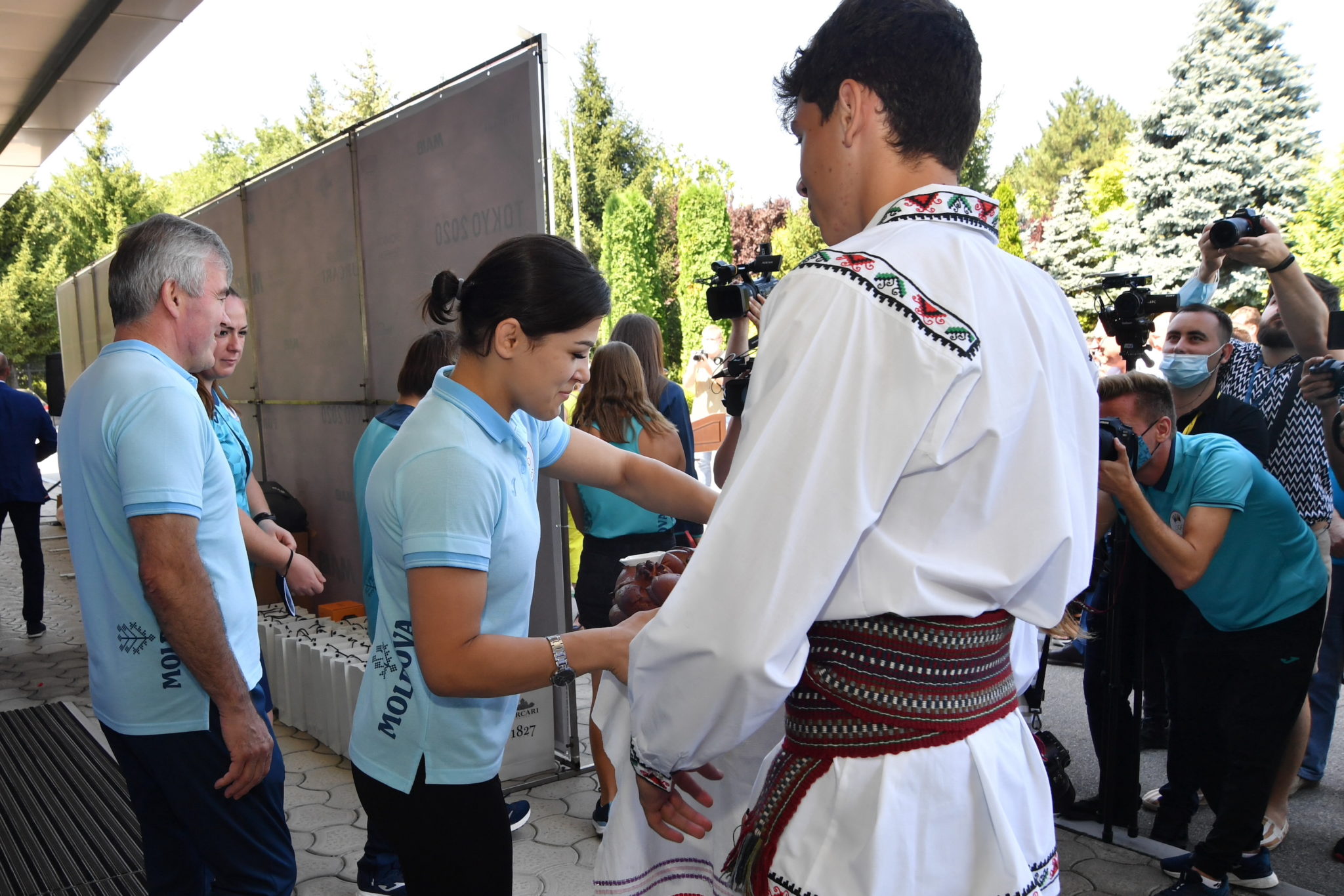 Встречали спортсменов. Как встречают спортсменов в аэропорту.