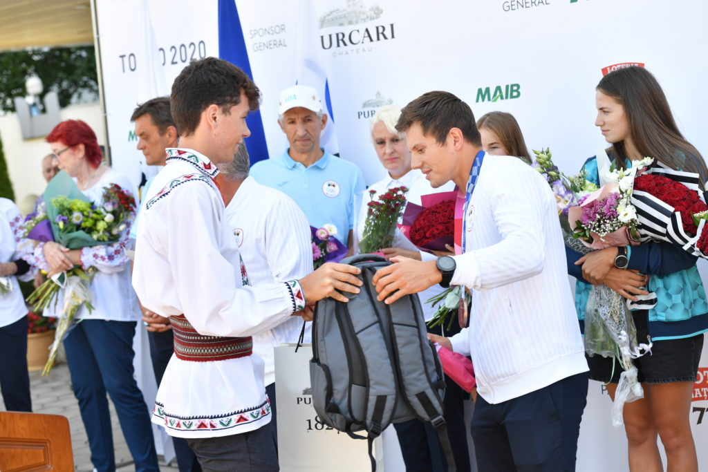 Молдавская олимпийская сборная вернулась домой. Как встречали спортсменов в аэропорту (ФОТОРЕПОРТАЖ)