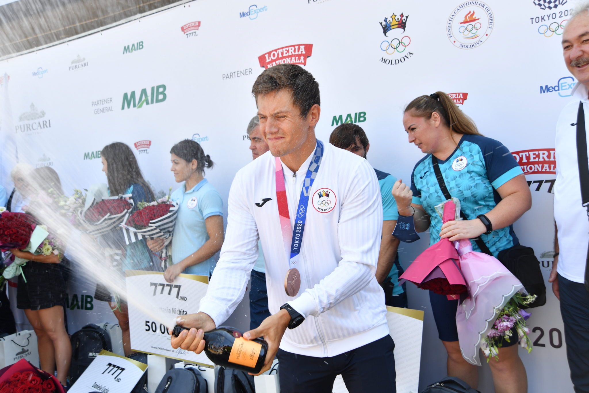 Встречали спортсменов. Как встречают спортсменов в аэропорту. Встречать спортсменов.