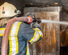 Incendiu într-un bloc de locuit din sectorul Botanica. Patru autospeciale au intervenit (FOTO)